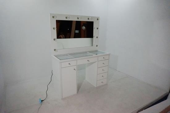 VANITY TABLE & MIRROR