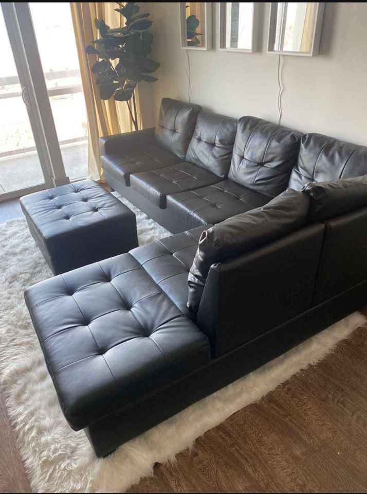 #2303 BLACK LEATHER SECTIONAL & STORAGE OTTOMAN